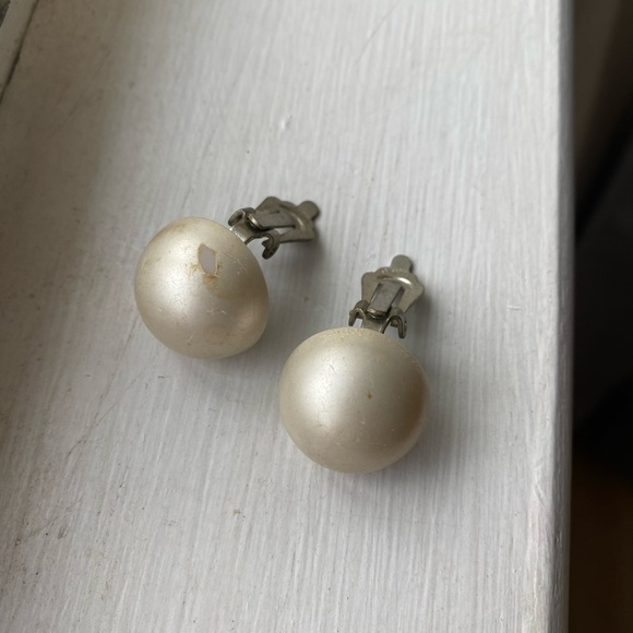 White Round Opaque Vintage Clip On Earrings Circa 1950’s - Picture 5 of 6